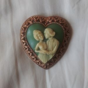 VINTAGE CAMEO BROOCH